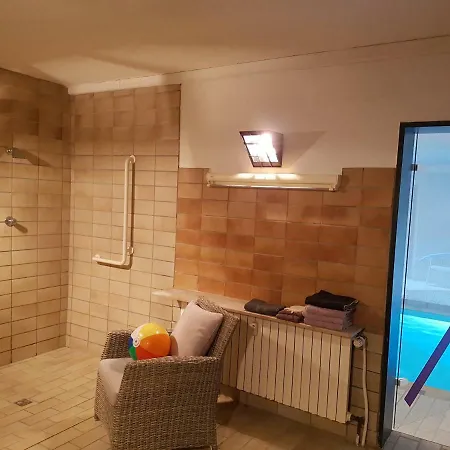 Mit Eigenem Pool Und Finnischer Sauna In *