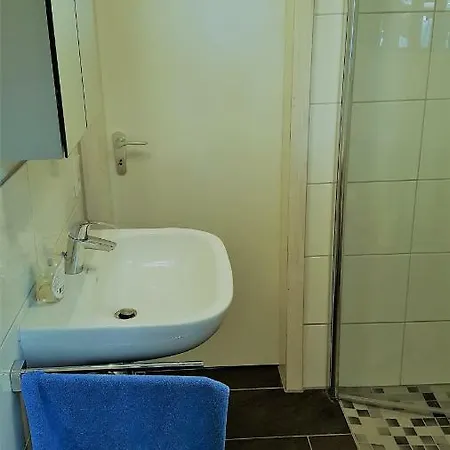 Mit Eigenem Pool Und Finnischer Sauna In *